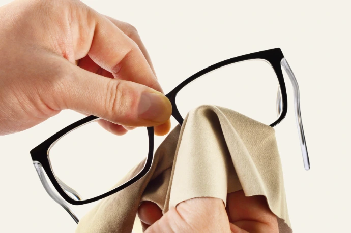 Brillenreinigung und Pflege Service bei Optimaal in Bitterfeld-Wolfen